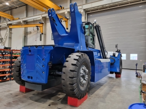 卡尔玛开始在波兰批量生产电动正面吊