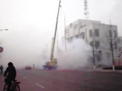 政府机关门口大吊车挂鞭炮燃放50万响