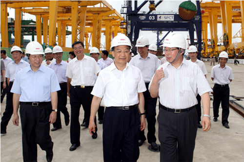 温家宝总理到振华重工南通基地视察