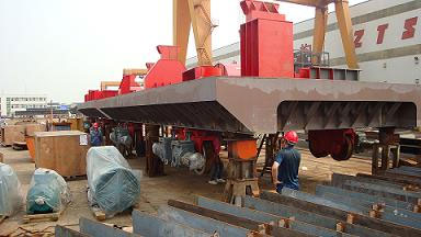 国内跨度最大900吨门式起重机开始总拼