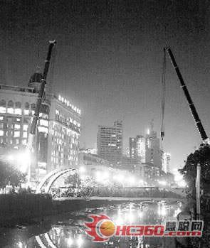 两台起重机完成昆明巡津桥48吨全钢桥吊装