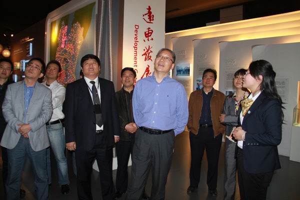 江苏省经信委领导吴强等莅临远东大学参观指导