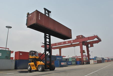 湖南内河港口首台最先进的堆高机在长沙新港投产