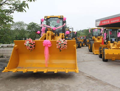 徐工装载机托起最浪漫婚礼