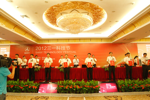 2012年三一科技节召开，董事长梁稳根勉励研发人员：依靠创新，缔造绝对优势产品