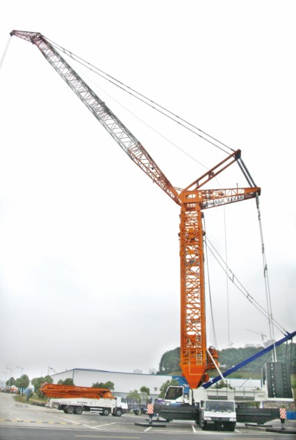 全球首台全地面底盘伸缩桁架臂起重机在中联重科下线