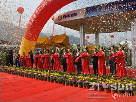 徐工LNG装载机进入连云港港口剪彩仪式举行