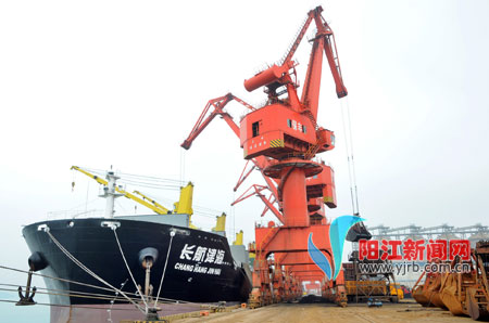 龙门吊忙碌作业 阳江港今年开建10个泊位