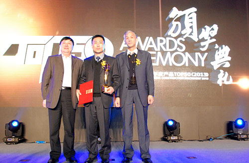 “神器”显力，徐工QAY1200捧起行业“金手指”——再度荣获TOP50最高荣誉 徐工起重机械众望所归