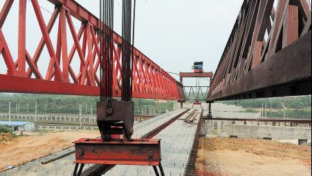 龙门吊、架桥机助力冯蔡路立交桥150吨重型T梁提升就位