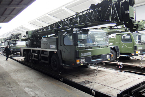 徐工起重机乘徐州首趟“抢55次”专列急驰四川