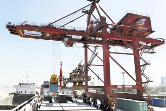 铜陵港长江外贸码头：大型集装箱起重机装运集装箱货物
