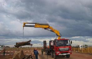 徐工SQ系列随车吊履带起重机柬埔寨火电项目施工作业