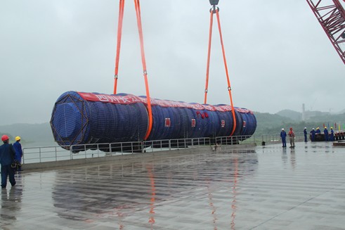 550吨桅杆式起重机和400吨履带式起重机合力吊装嘉陵江大件设备