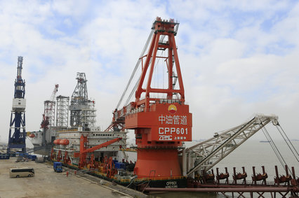 上海振华公司向中石油交付铺管船
