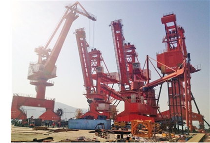 高栏港码头“巨无霸”门吊装船机矗立 三一海洋重工（珠海）基地研发制造