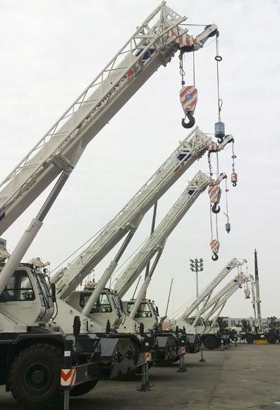 中联重科迎来大批量越野轮胎起重机PDI检测