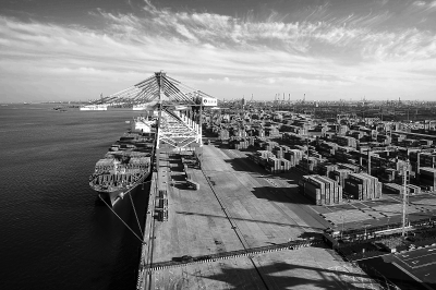 天津港联盟国际集装箱码头进行集装箱装卸作业