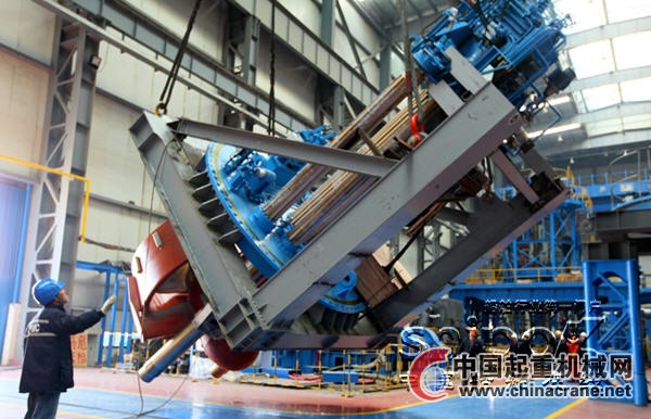 振华重工自主研制国内首台带升降功能动力定位系统