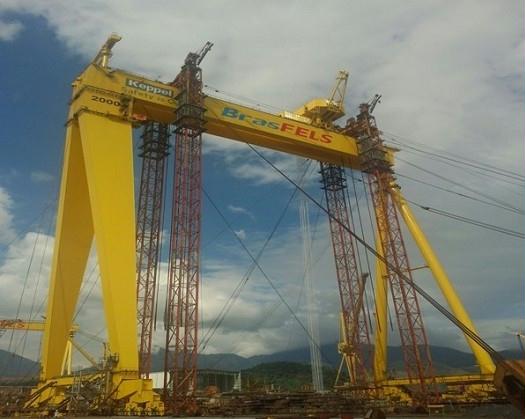 世界最大龙门吊完成提升拼装