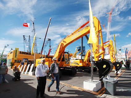 龙工产品首次亮相拉斯维加斯展