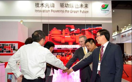 康明斯首款国产天然气发动机亮相运输展