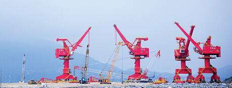四台巨型门座式起重机助力吉钓码头顺利完工
