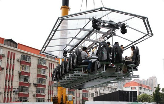 120吨巨型起重机起吊5吨“空中餐厅”