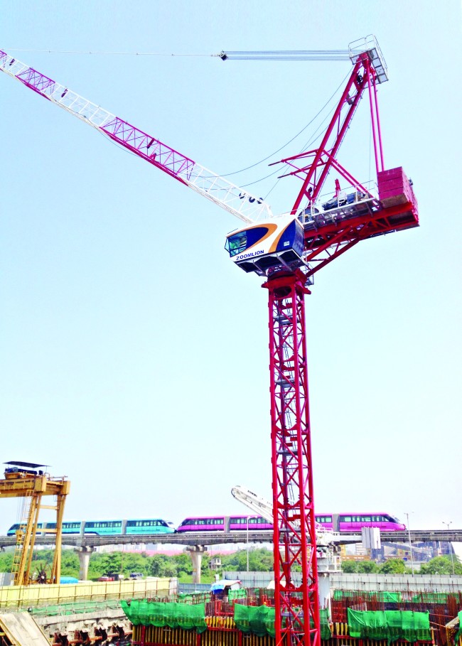 中联动臂塔机塑建孟买地标