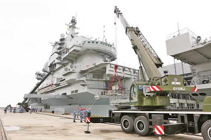 徐工军品起重机为辽宁号航母架设舷梯