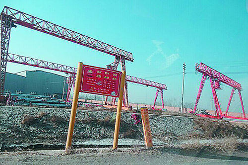 西气东输管道上竖起10多吨重龙门吊