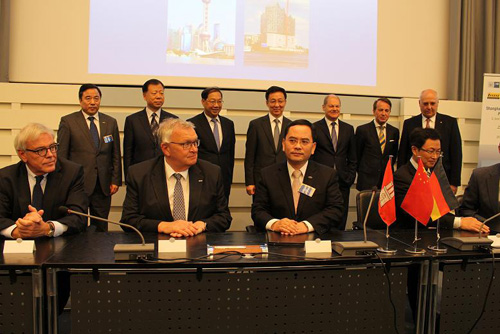 振华重工与德国HHLA签署港机供货合同