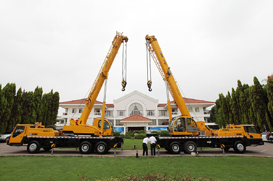 年末冲刺　徐工80台起重机签九千万出口订单