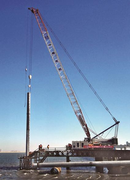 中联重科QUY180履带起重机成功起吊跨海大桥