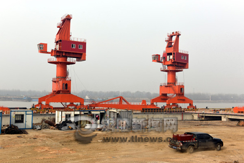 铜陵：汇成码头安装港口机械