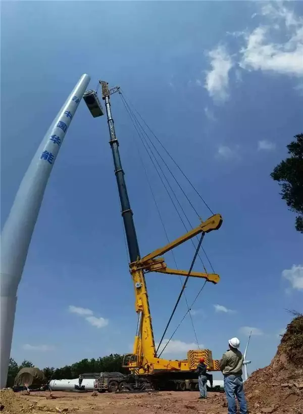 徐工QAY1000全地面起重机名扬七彩云南