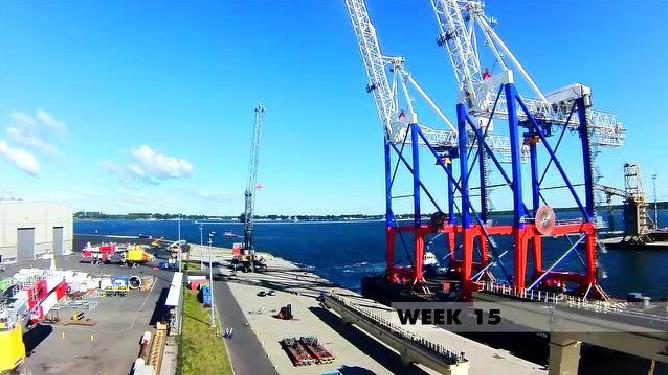 四台利勃海尔桥吊在德国罗斯托克安装过程