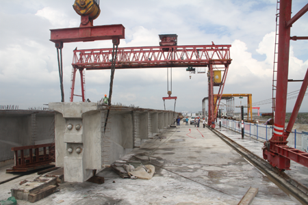 中铁一局桥梁公司温州市重点工程巴曹大桥工程梁场龙门吊成功试吊