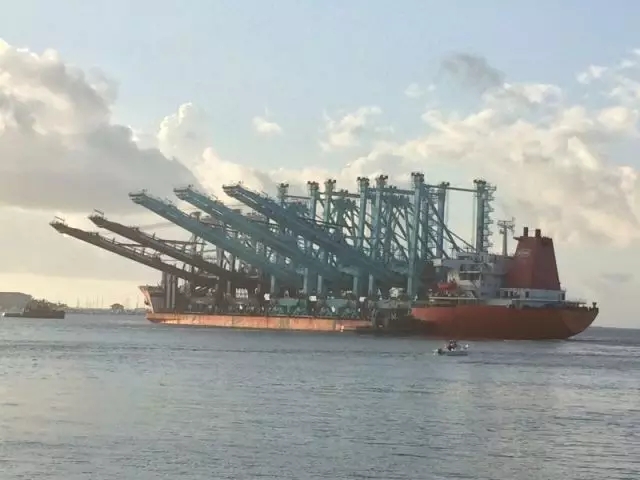 运送至美国5台ZPMC岸桥顺利实现大梁提升