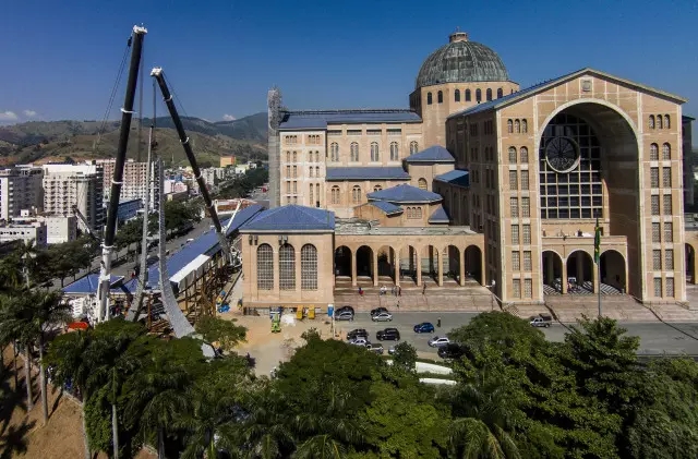 利勃海尔移动式起重机参与世界第二大天主教堂钟楼的搭建工作