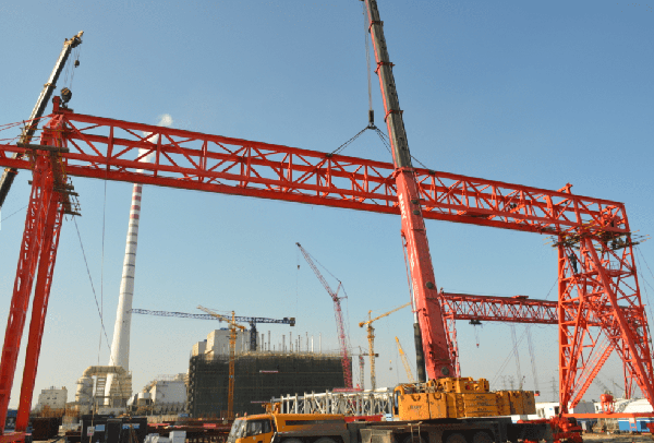 曹妃甸百万:首台60T龙门吊顺利安装就位