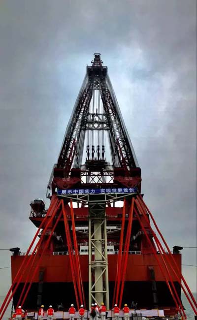 港珠澳大桥最终接头试吊 “振华30轮”成功首秀