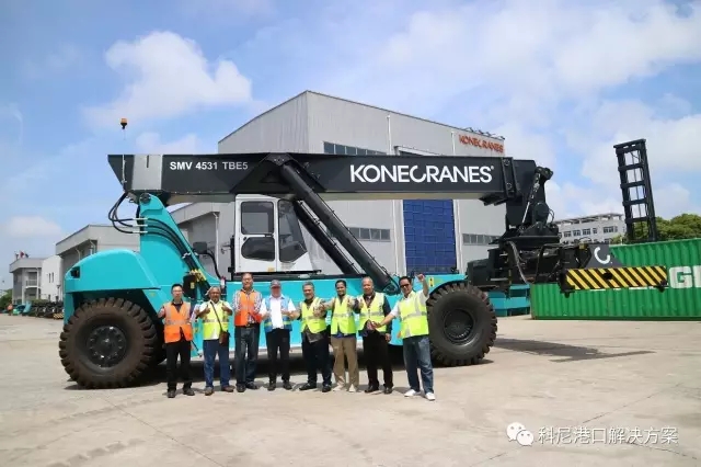 印尼客户亲临科尼临港工厂验车并为正面吊点赞