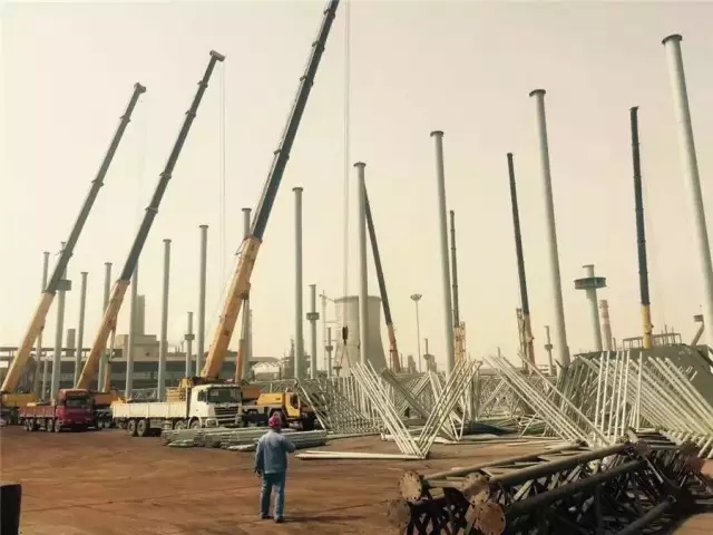 徐工　霸气！7台百吨级吊车，竟然配合的如此天衣无缝！