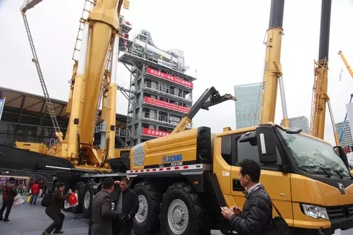 霸气！徐工全球首台八桥XCA1200交付，开启起重机行业竞争新格局！