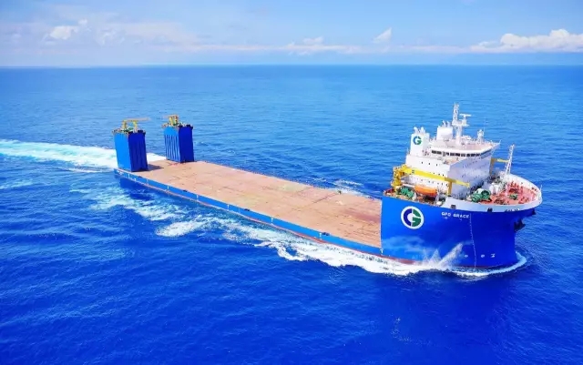 一艘新型65000吨半潜船入列振华船队