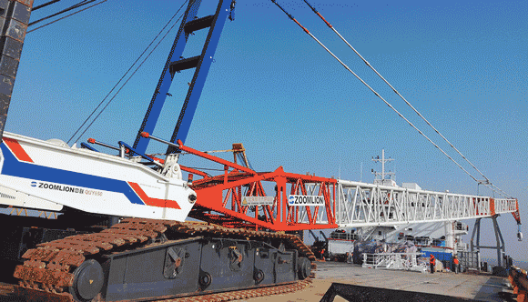 新佳绩！中联重科履带吊圆满完成世界首个分体式海上升压站吊装！