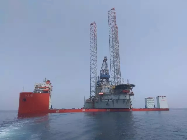 “振华33”轮顺利浮装NOBLE钻探公司钻井平台