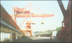 港盛桥式抓斗卸船机