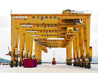 大连重工轮胎式集装箱门式起重机